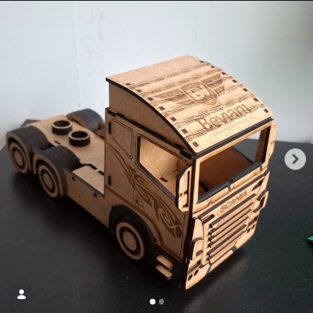 Caminhão de brinquedo em MDF